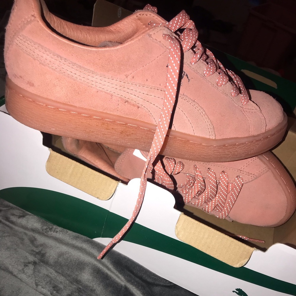 Desert flower suede pumas!